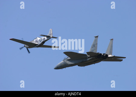 North American P-51C/D Mustang e McDonnell Douglas e Boeing F-15C Eagle Foto Stock