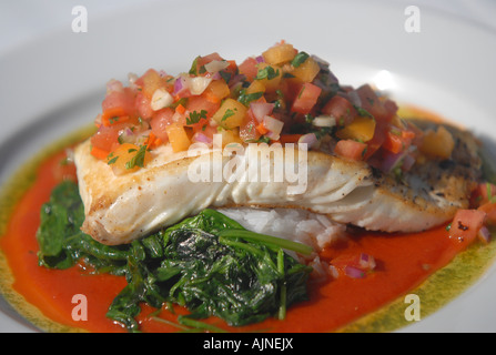 Halibut alla griglia con un arrosto coullis di pomodoro e salsa di ananas Foto Stock