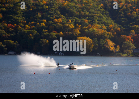 Watersking nel lago Skaneateles nella regione dei Laghi Finger New York Stati Uniti Foto Stock