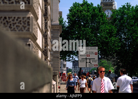 Pedoni camminare vicino a Big Ben nella città di Londra Inghilterra REGNO UNITO Foto Stock