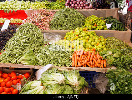 Bagno turco Pazar (Bazar) outdoor mercato ortofrutticolo della penisola di Bodrum Turchia Mugla spezie frutta abiti di cotone impianti merci meloni Foto Stock