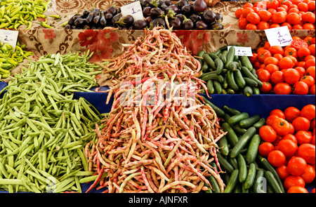 Bagno turco Pazar (Bazar) outdoor mercato ortofrutticolo della penisola di Bodrum Turchia Mugla spezie frutta abiti di cotone impianti merci meloni Foto Stock