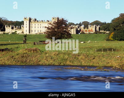 Il castello di pavimenti dal fiume Tweed Kelso Scottish Borders Scotland Regno Unito Foto Stock