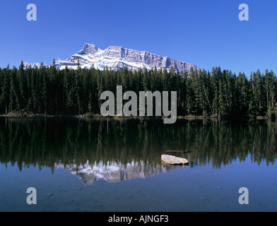 JOHNSON lago con Mount Rundle il picco innevato riflesso in acqua nel Parco Nazionale di Banff Alberta Canada Foto Stock