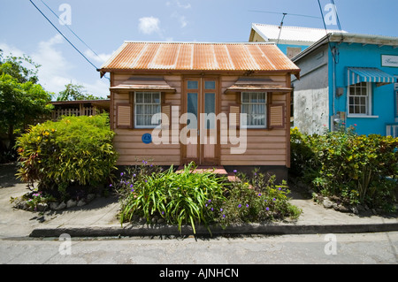 Storica casa chattel con national trust piastra blu sull'isola caraibica di Barbados Foto Stock