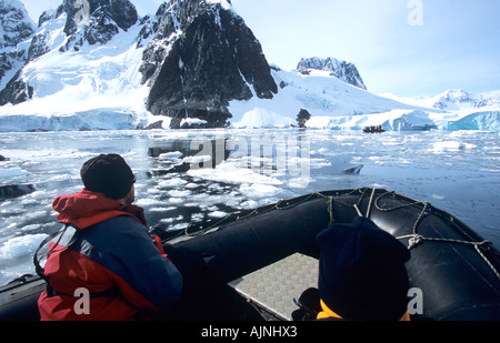 I turisti che viaggiano in una barca rigida gonfiabile o Zodiaco intorno alla costa della penisola Antartica Foto Stock