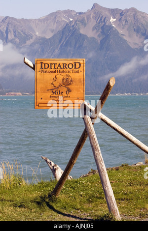 Un marcatore in Seward Alaska indica il punto di partenza originale del sentiero Iditarod Sled Dog Race Foto Stock