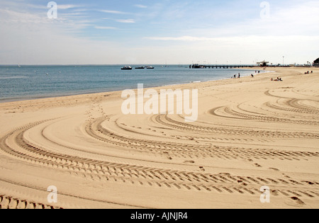 Tracce di pneumatici e di impronte sulla spiaggia a Arcachon Foto Stock