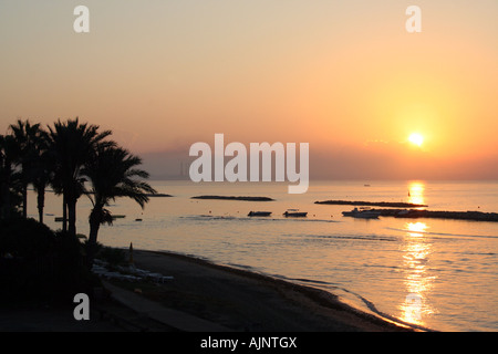 Tramonto sulla spiaggia e sul mare nella località di Larnaca sull isola di Cipro Foto Stock