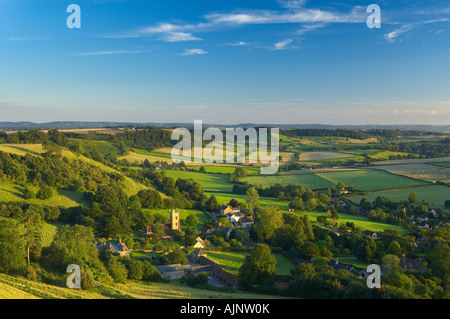 La campagna di laminazione del Somerset/Dorset confine con il villaggio di Corton Denham, Somerset, Inghilterra, Regno Unito. Foto Stock
