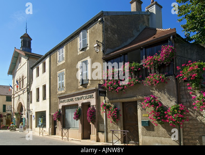 Gevrey-Chambertin Boulangerie e Mairie municipio nel centro floreale di Gevrey-Chambertin, Borgogna, Cote d'Or, Francia Foto Stock