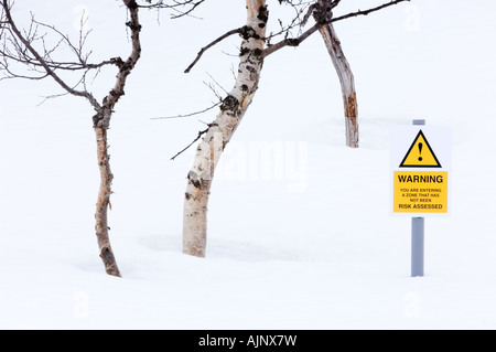 Effettuare lo spoofing di segno di pericolo nella foresta Foto Stock