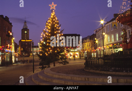 Le luci di Natale in Piazza Queensberry Dumfries town center cercando fino a metà Steeple Scotland Regno Unito Foto Stock