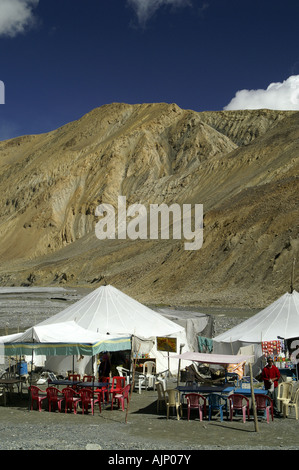 Tende rifugi ristorante in Pang gorge Himalaya indiano sulla strada da Manali a Leh, Ladakh. Foto Stock