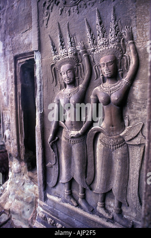 Bassorilievo raffigurante Devatas o divinità femminili simile a immagini di Apsaras ninfe celesti Angkor Wat Cambogia Foto Stock