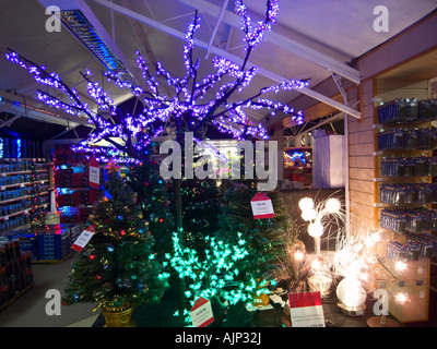 Le decorazioni di Natale sul display in UK garden center Foto Stock