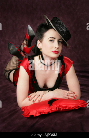 Un Pin Up Girl in un cappello nero e Vestito rosso Foto Stock