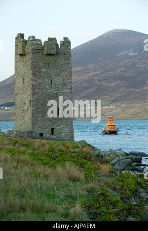 Carrick Kildavnet Castello e Corraun Hill, Achill Island, nella contea di Mayo, Irlanda Foto Stock