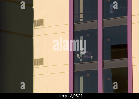 Una rondella di vetro da un alto edificio. Foto Stock