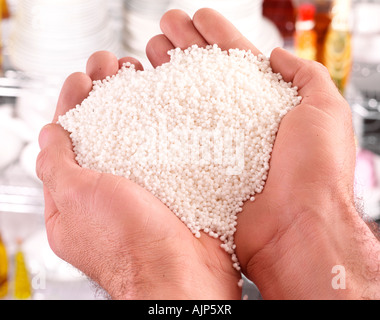 MAN 'S mani con pugno DI SAGO PERLE Foto Stock