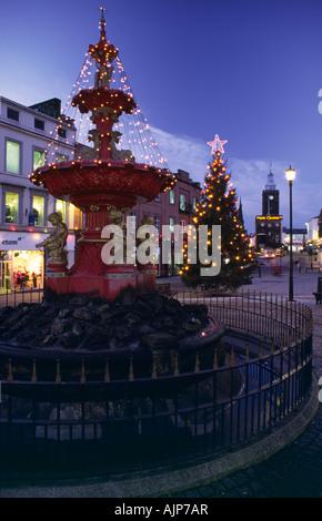 Le luci di Natale in Piazza Queensberry Dumfries town center cercando fino a metà Steeple Scotland Regno Unito Foto Stock