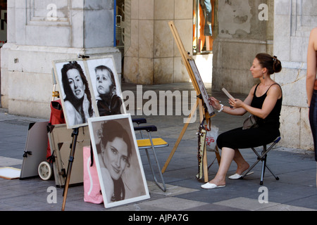 Femmina artista di strada ritratti di vernici per i turisti su una strada in una storica destict in Palma de Mallorca, Spagna Foto Stock