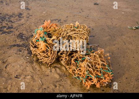 Vecchia rete da pesca sulla spiaggia Foto Stock