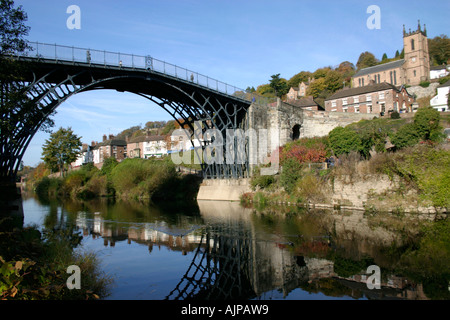 Il ponte di ferro attraversa il fiume Severn a Ironbridge Gorge Shropshire, Inghilterra Foto Stock