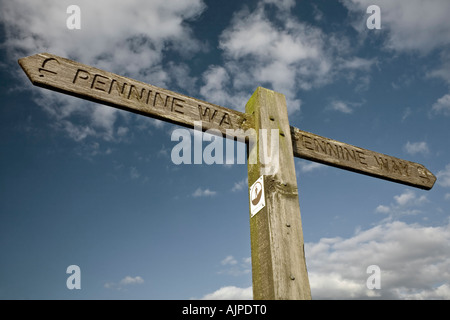 Segno indicante la direzione di Pennine Way percorso e accedere a terra Northumberland Inghilterra Foto Stock
