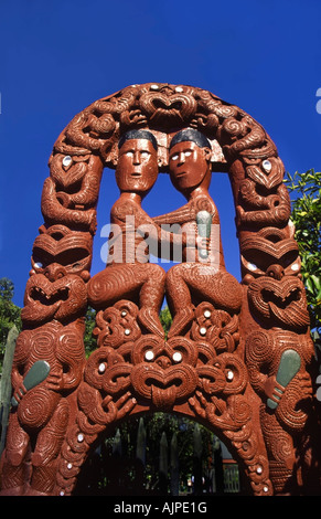 Nuova Zelanda Isola del nord Rotorua Riserva Termale di Whakarewarewa Maori Gateway sculture Foto Stock