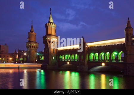 Berlin Oberbaum ponte sul fiume Spree Festa delle Luci 2007 illuminazione colorata Foto Stock