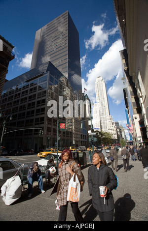 Prospettiva della Quinta Avenue con la banca HSBC Tower, NYC, STATI UNITI D'AMERICA Foto Stock