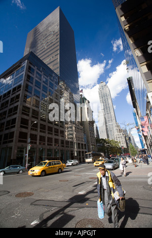 Prospettiva della Quinta Avenue con la banca HSBC Tower, NYC, STATI UNITI D'AMERICA Foto Stock