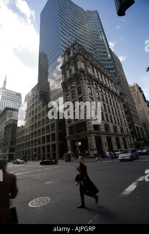 Prospettiva della Quinta Avenue con la banca HSBC Tower, NYC, STATI UNITI D'AMERICA Foto Stock