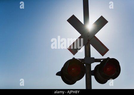 Attraversamento ferroviario luci con i riflessi del sole Foto Stock