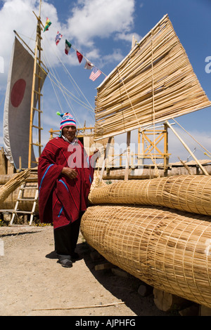 Demetrio Limachi, che ha costruito la maggior parte delle barche reed di Thor Heyerdahl all'Eco Villaggio Andino,Lago Titicaca, Bolivia Foto Stock