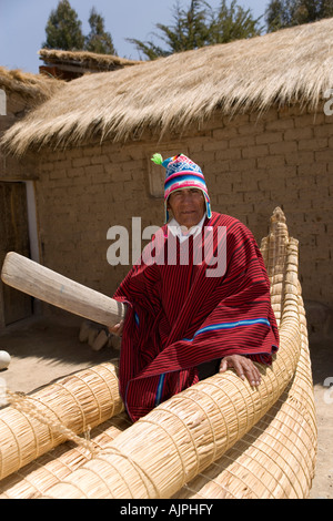 Demetrio Limachi, che ha costruito la maggior parte delle barche reed di Thor Heyerdahl all'Eco Villaggio Andino,Lago Titicaca, Bolivia Foto Stock