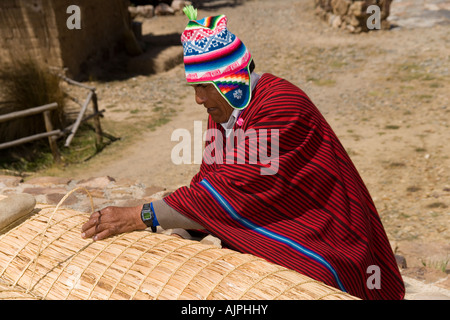 Demetrio Limachi, che ha costruito la maggior parte delle barche reed di Thor Heyerdahl all'Eco Villaggio Andino,Lago Titicaca, Bolivia Foto Stock