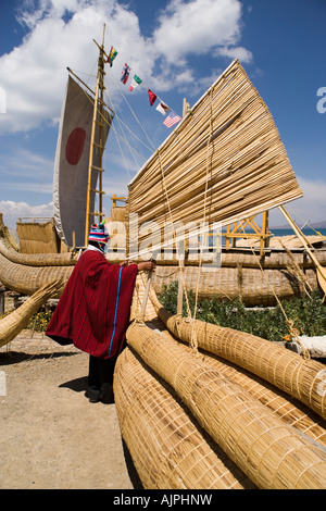 Demetrio Limachi, che ha costruito la maggior parte delle barche reed di Thor Heyerdahl all'Eco Villaggio Andino,Lago Titicaca, Bolivia Foto Stock