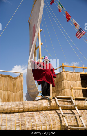 Demetrio Limachi, che ha costruito la maggior parte delle barche reed di Thor Heyerdahl all'Eco Villaggio Andino,Lago Titicaca, Bolivia Foto Stock