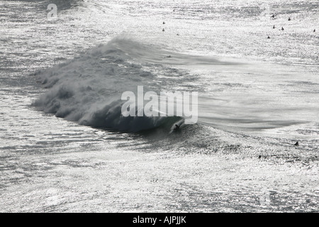 Grande onda la rottura a Fistral Beach, Newquay, Cornwall, Regno Unito Foto Stock