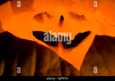 Una zucca scolpita dall'interno Foto Stock