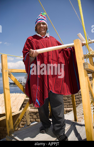 Demetrio Limachi, che ha costruito la maggior parte delle barche reed di Thor Heyerdahl all'Eco Villaggio Andino,Lago Titicaca, Bolivia Foto Stock