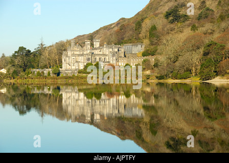 Kylemore Abbey riflessa in Pollacappul Lough, nella contea di Galway, Irlanda Foto Stock