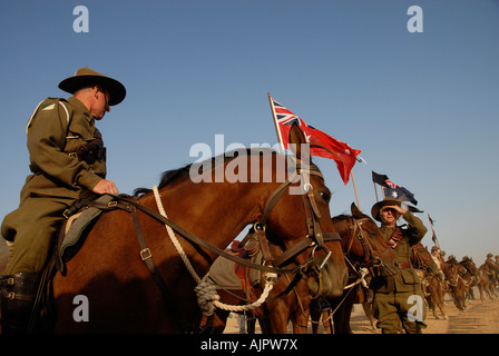 Cavalieri australiani e neozelandesi partecipano alla rievocazione della Battaglia di Beersheba da parte della Anzac Cavallry Charge durante la prima guerra mondiale in Israele Foto Stock