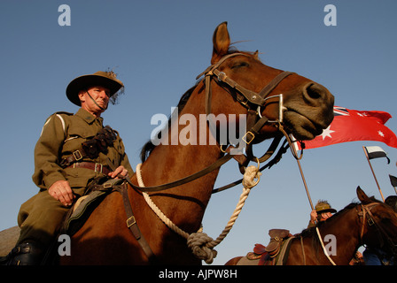 Cavalieri australiani e neozelandesi partecipano alla rievocazione della Battaglia di Beersheba da parte della Anzac Cavallry Charge durante la prima guerra mondiale in Israele Foto Stock