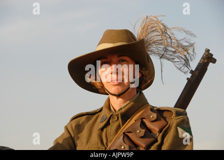 Cavalieri australiani e neozelandesi partecipano alla rievocazione della Battaglia di Beersheba da parte della Anzac Cavallry Charge durante la prima guerra mondiale in Israele Foto Stock