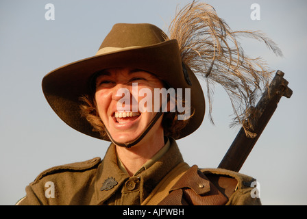 Cavalieri australiani e neozelandesi partecipano alla rievocazione della Battaglia di Beersheba da parte della Anzac Cavallry Charge durante la prima guerra mondiale in Israele Foto Stock