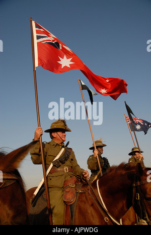 Cavalieri australiani e neozelandesi partecipano alla rievocazione della Battaglia di Beersheba da parte della Anzac Cavallry Charge durante la prima guerra mondiale in Israele Foto Stock