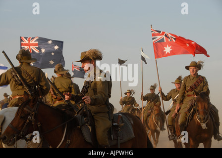 Cavalieri australiani e neozelandesi partecipano alla rievocazione della Battaglia di Beersheba da parte della Anzac Cavallry Charge durante la prima guerra mondiale in Israele Foto Stock